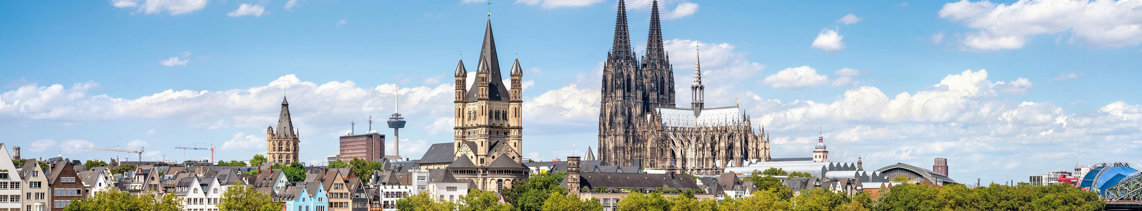 Kölner Skyline mit Dom und Rathaus