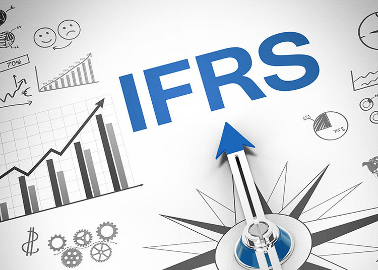 Eine Kompassnadel zeigt in Richtung der Buchstaben IFRS (International Financial Reporting Standards). Daneben sind Motive wie Balkendiagramme mit aufsteigenden Linien, ineinander greifende Zahnräder und ein unzufriedenes Gesicht, das sich in ein zufriedenes verwandelt, als Zeichnungen aufgebracht.