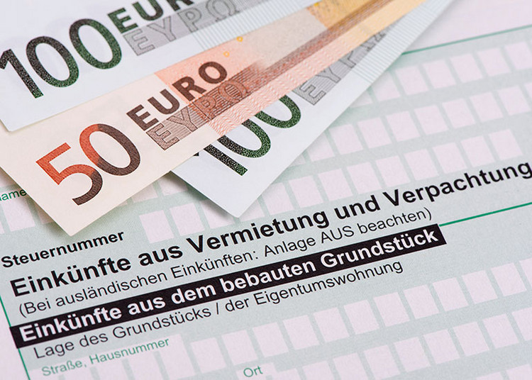 Euro-Banknoten auf dem Steuerformular für „Einkünfte aus Vermietung und Verpachtung“