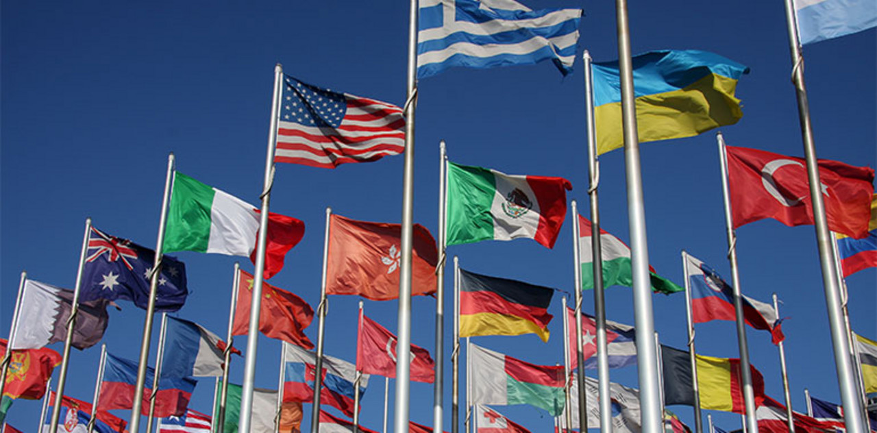 Country-by-Country Reporting Gruppe von Flaggen verschiedener Nationen