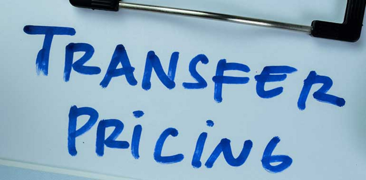 Verrechnungspreise Auf einem Zettel steht "Transfer Pricing"