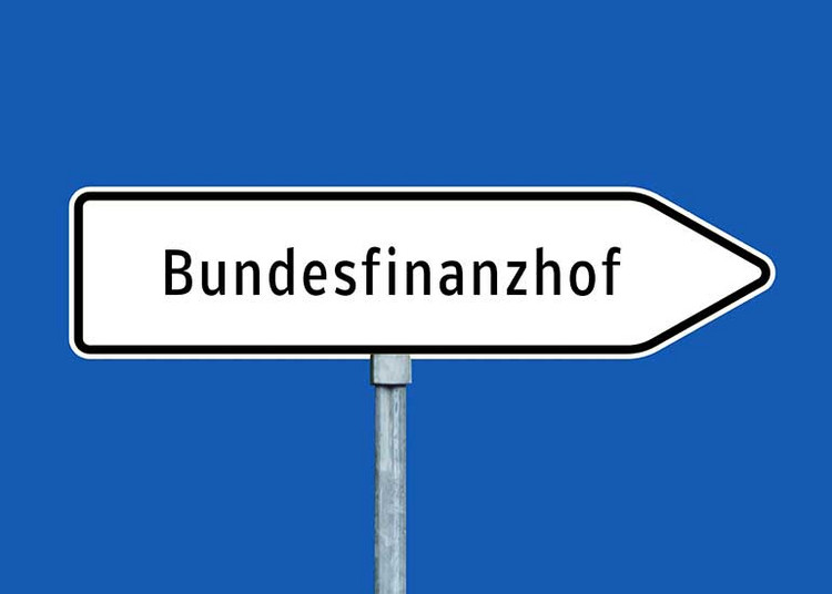 Schild in Form eines Pfeils mit der Aufschrift "Bundesfinanzhof“