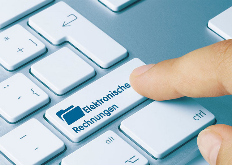 Finger klickt auf eine Tastaturtaste mit der Beschriftung "Elektronische Rechnungen"