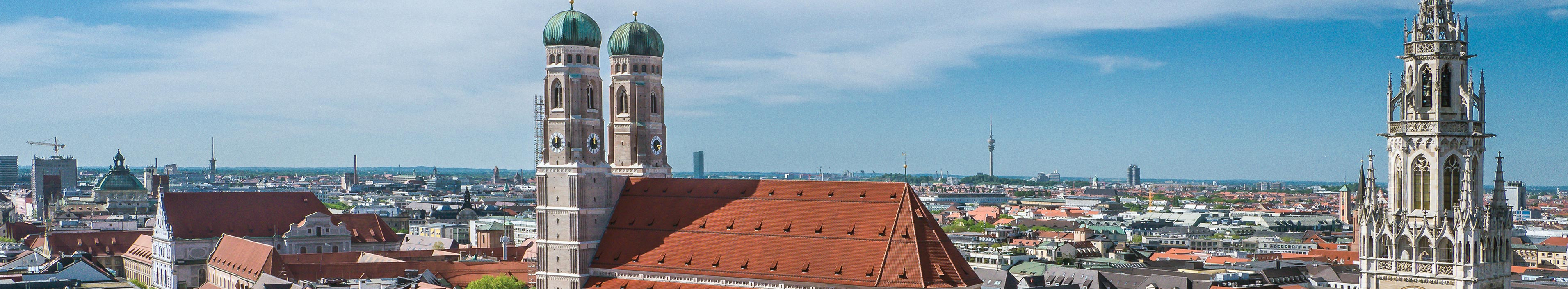 Panoramablick auf München mit Blick auf Marienplatz und Rathaus