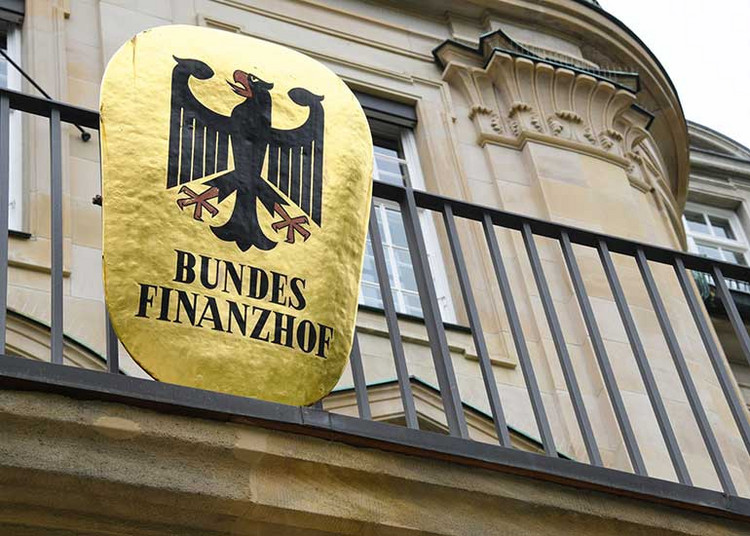 Blick auf das Gebäude des Bundesfinanzhofs mit Blick auf das Schild "Bundesfinanzhof".