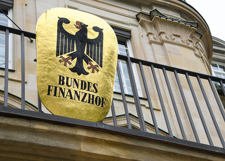 Blick auf das Gebäude des Bundesfinanzhofs mit Blick auf das Schild "Bundesfinanzhof".