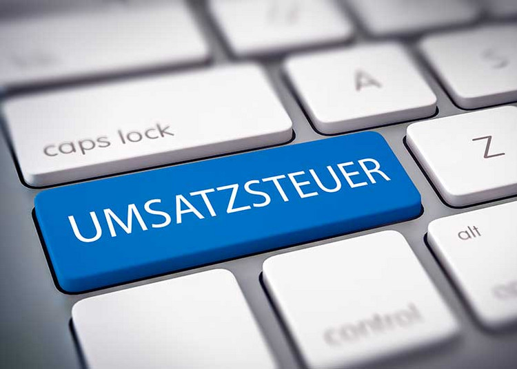 Auf einer Tastatur ist eine Taste "Umsatzsteuer" aufgebacht.