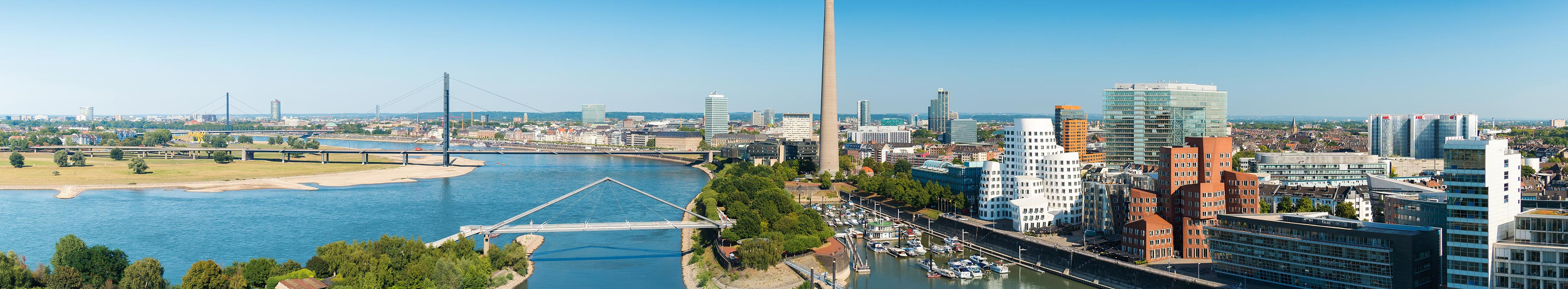 Panoramablick auf Düsseldorf mit Bilck auf den Rheinturm und die Rheinkniebrücke