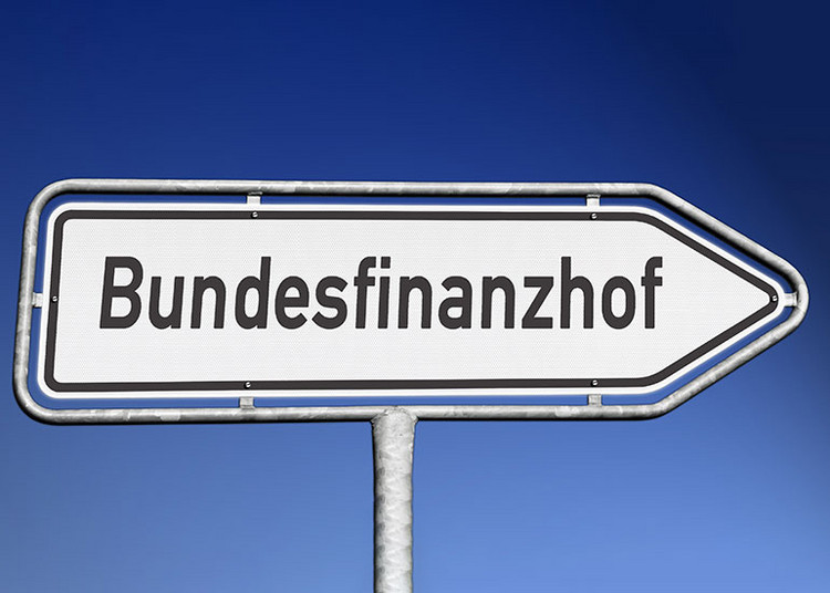 Bildcollage auf einem Schild in Form eines Pfeils steht das Wort "Bundesfinanzhof".