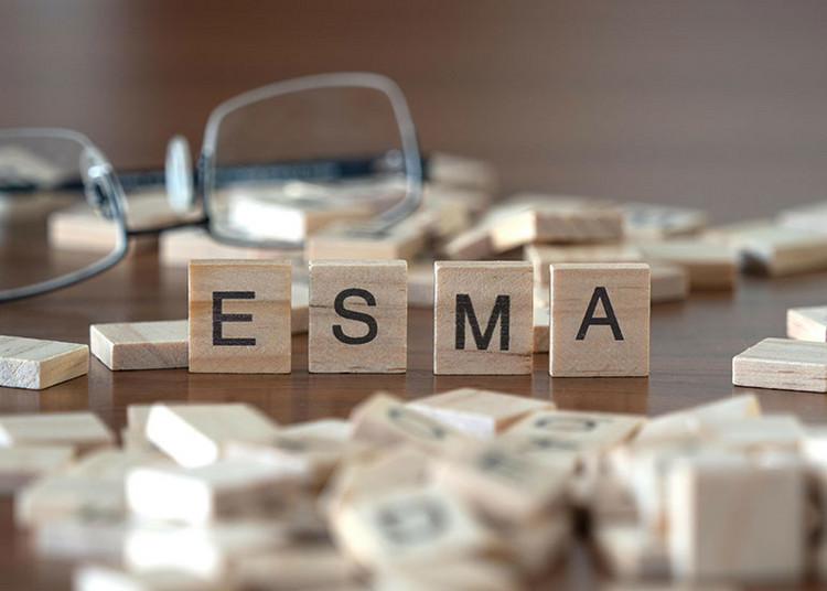 Tisch mit Scrabble-Plättchen aus Holz. Aus 4 Plättchen ist das Wort „ESMA“ (für European Securities and Markets Authority) gelegt.