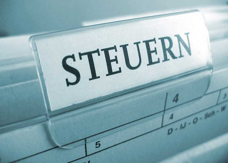 Detailansicht auf ein Register auf dem "Steuern" steht.