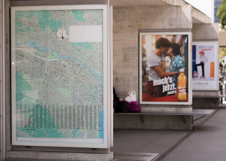 Blick auf Werbeplakate im Außenbereich eines Bahnhofs.