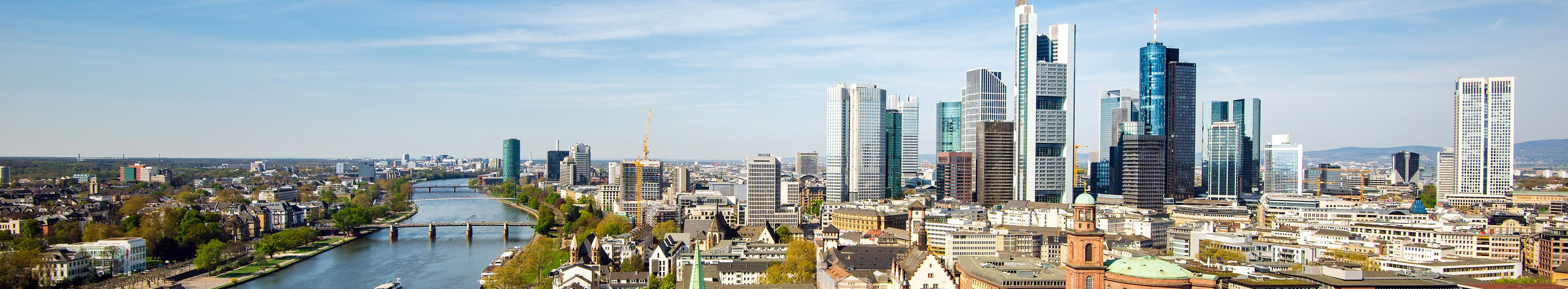 Panoramablick über Frankfurt am Main mit Blick auf Hochhäuser und die Paulskirche