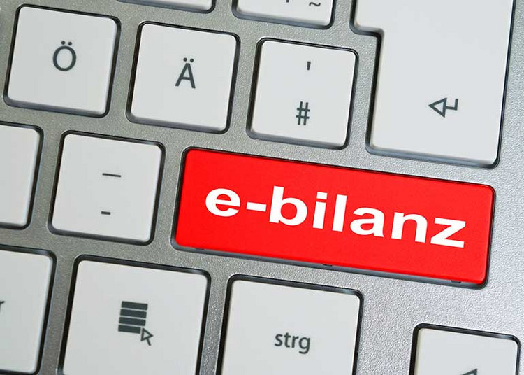 Eine Bildcollage zeigt eine Tastatur mit der Taste "e-bilanz".