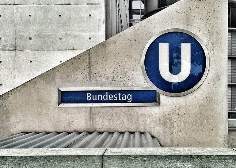 U-Bahnhof "Bundestag" in Berlin. Das Schild "Bundesttag" und das "U" für U-Bahn sind auf Betonwänden zu sehen.