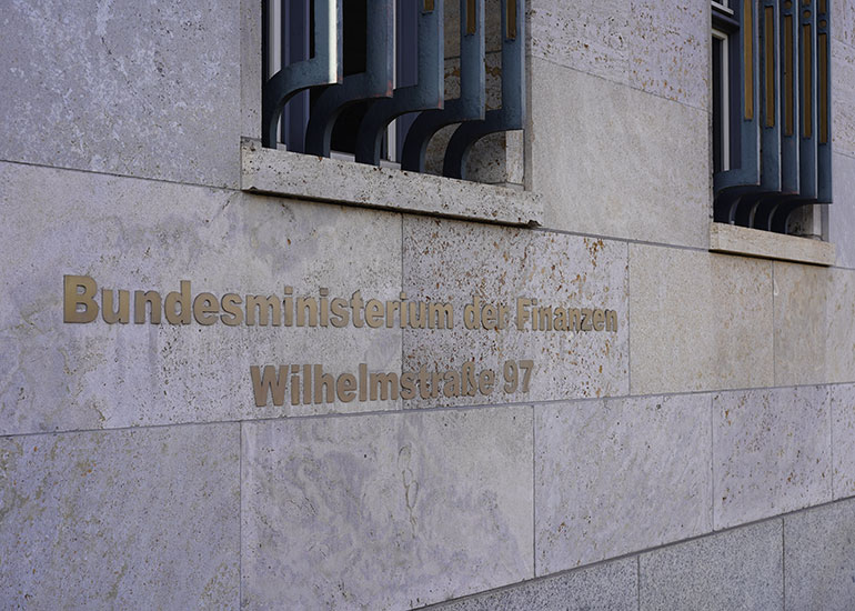 Außenansicht des Hinweisschildes am Gebäude des Bundesministeriums der Finanzen.