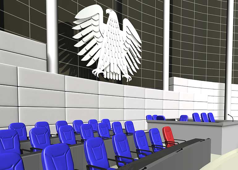 Blick auf die Bestuhlung im Saal der Bundesregierung. Im Hintergrund ist der Bundesadler zu sehen.