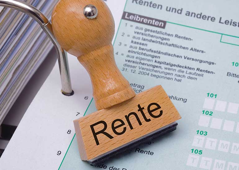 Stempel mit der Aufschrift "Rente" vor einem Steuerformular.