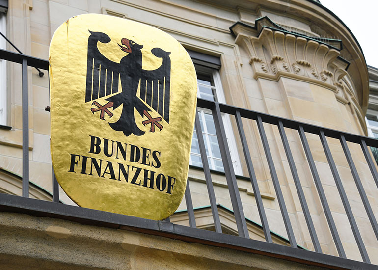 Blick auf das Gebäude des Bundesfinanzhofs mit Blick auf das Schild "Bundesfinanzhof".