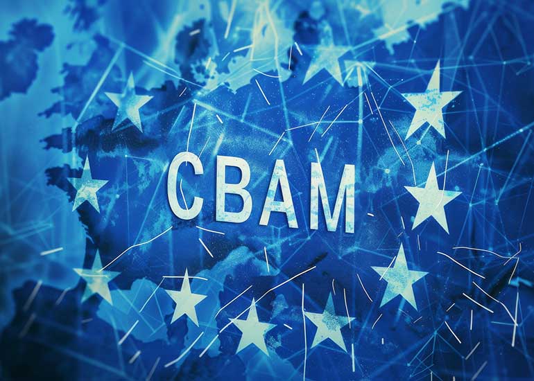 Eine Bildcollage zeigt das Wort "CBAM" umgeben von einem Sternenkreis. Im Hintergrund ist eine Europakarte zu sehen.