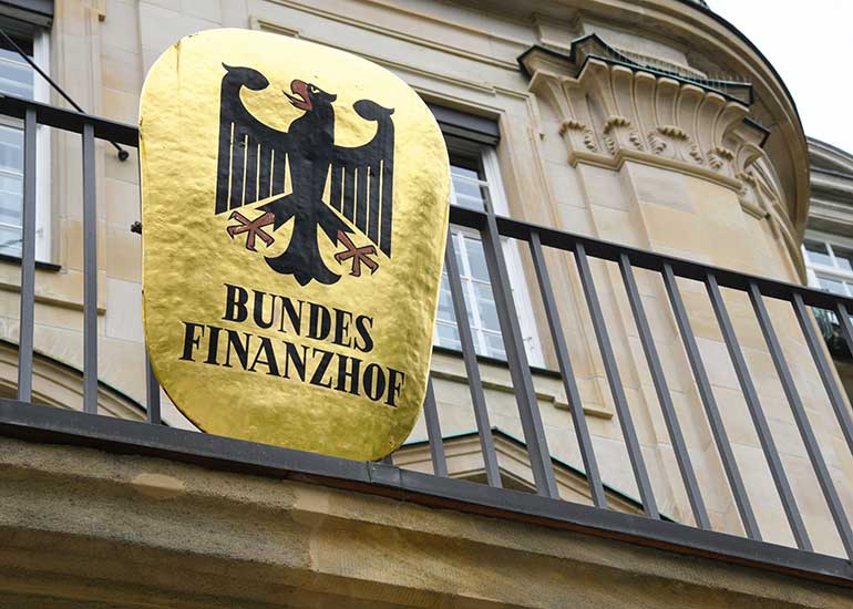 Blick auf das Gebäude des deutschen Bundesfinanzhofs mit Blick auf das Schild "Bundesfinanzhof".