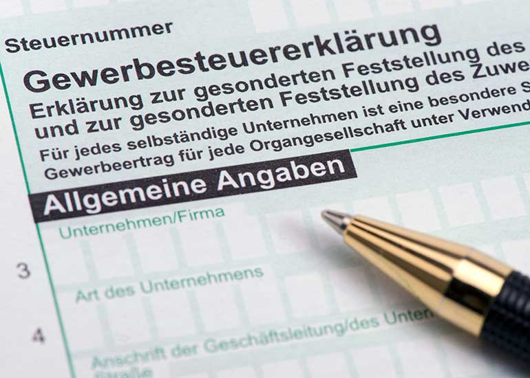 Dozententätigkeit reicht nicht für Gewerbesteuerbefreiung Auf einem Formular für eine Gewerbesteuererklärung liegt ein Kugelschreiber.